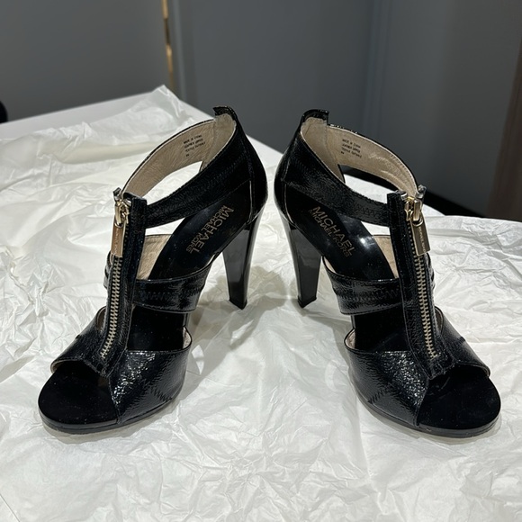 Michael Kors Berkley T Strap Sandals in Size 6 - Picture 5 of 7